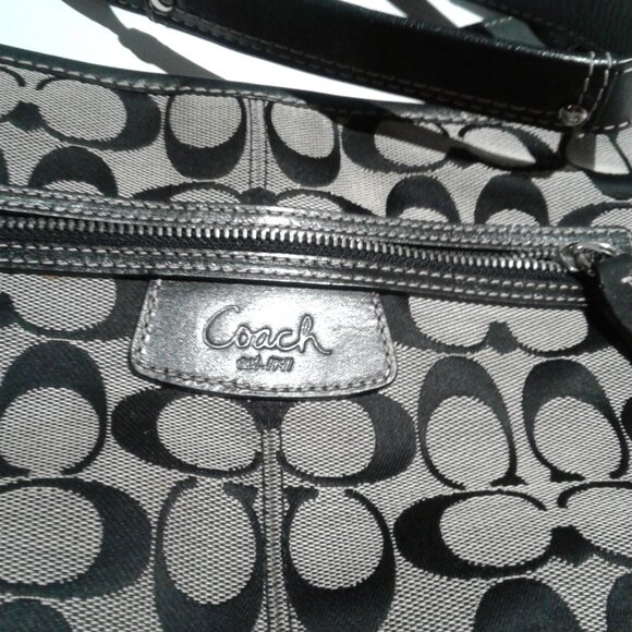 Coach Signature Canvas Leather Hobo Shoulder Bag grey color, Medium. - Picture 2 of 6
